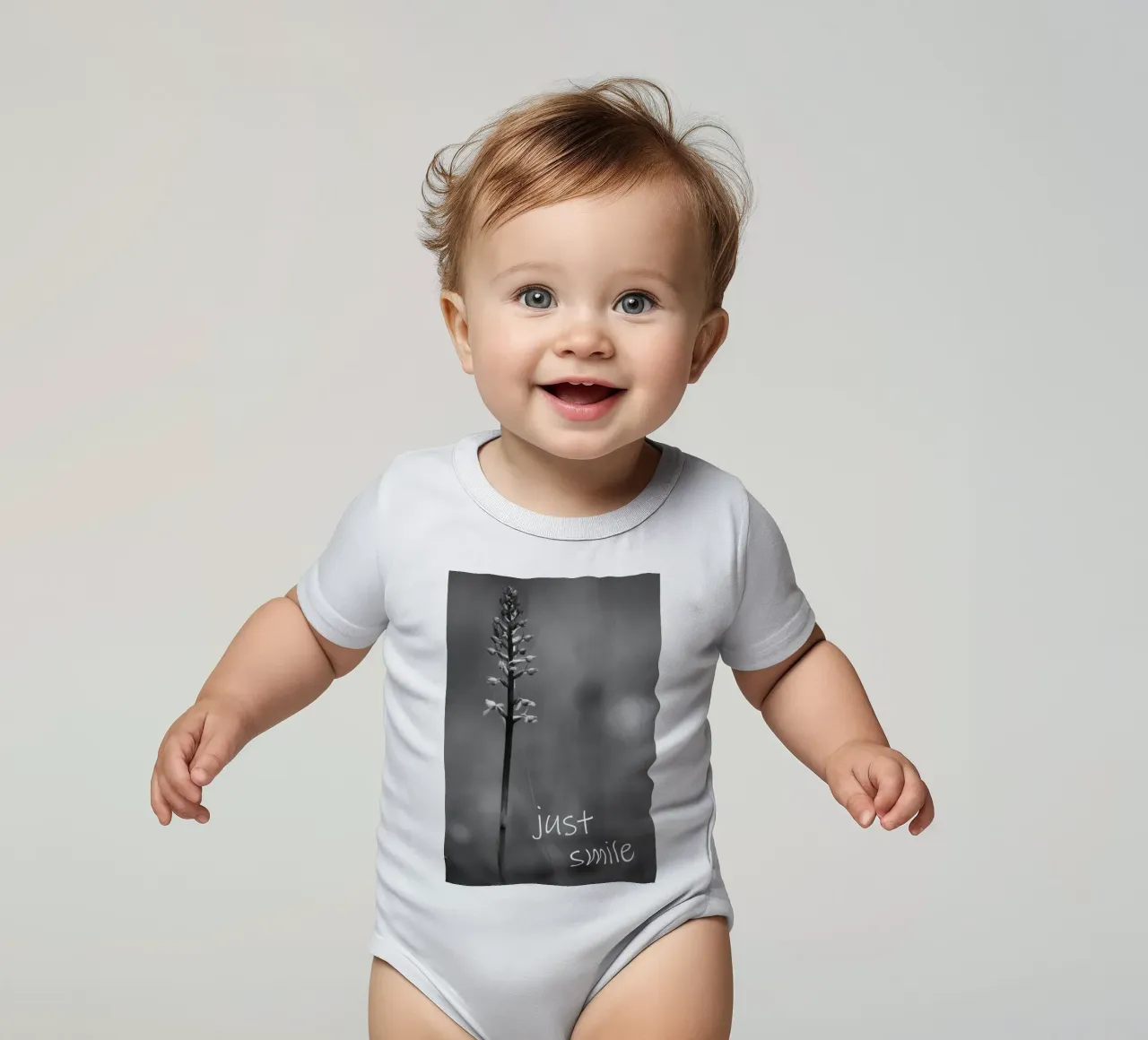 Un fiore di prato in bianco e nero con la scritta body neonato maniche corte da Something for you
