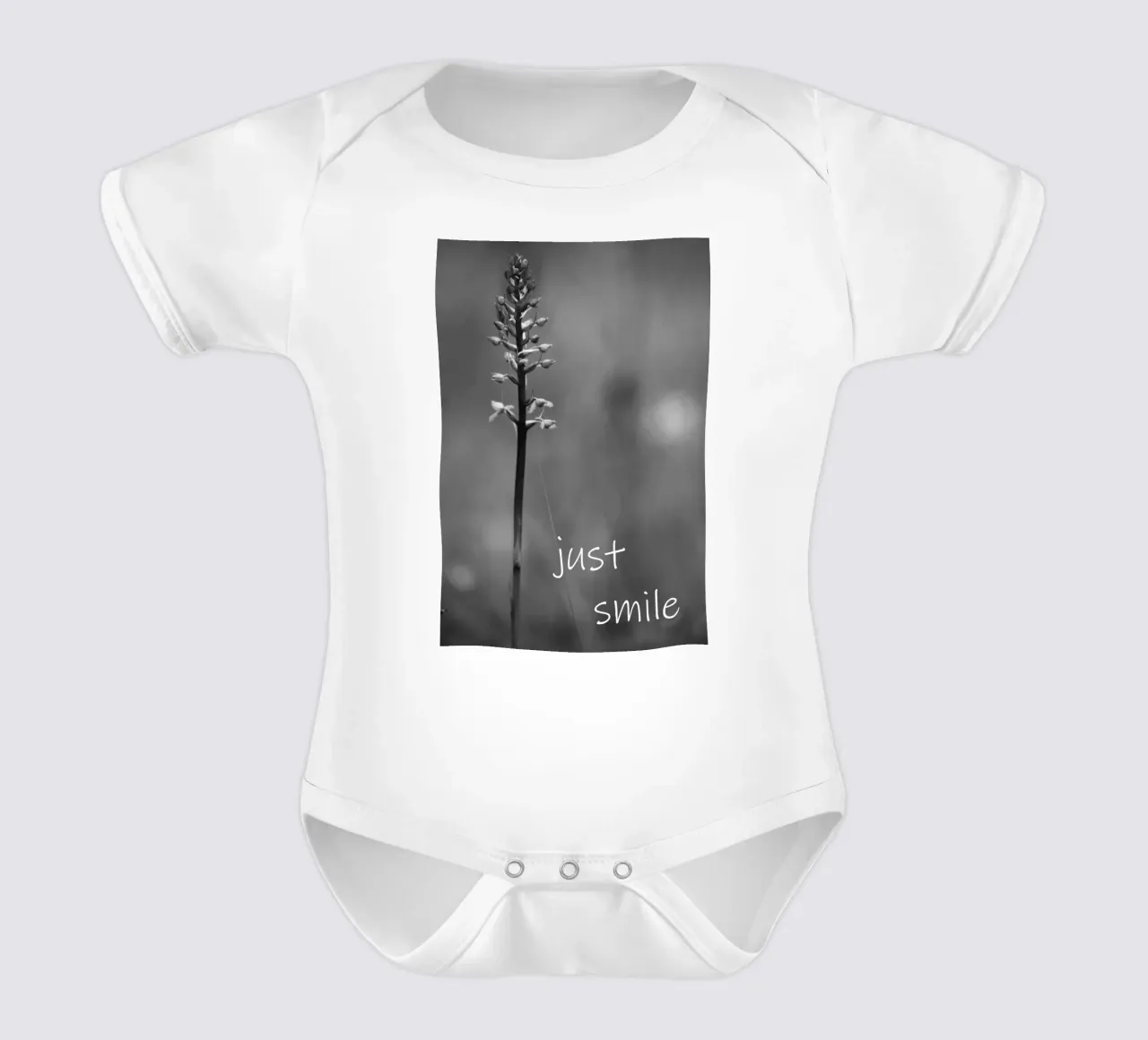 Un fiore di prato in bianco e nero con la scritta body neonato maniche corte da Something for you