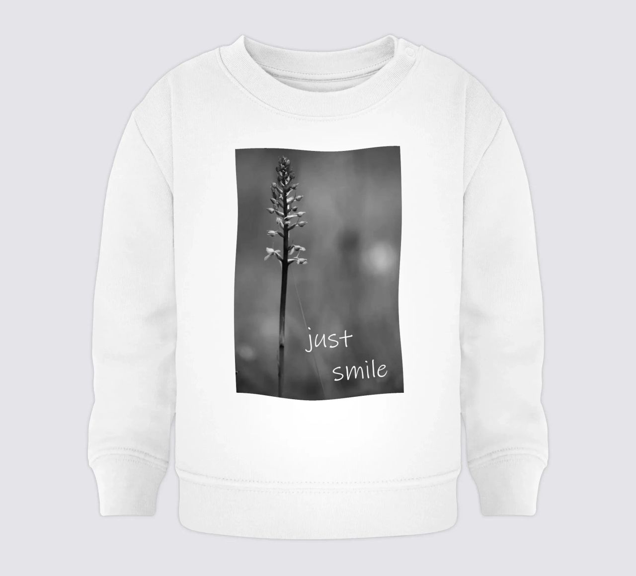 Un fiore di prato in bianco e nero con la scritta felpa neonato da Something for you