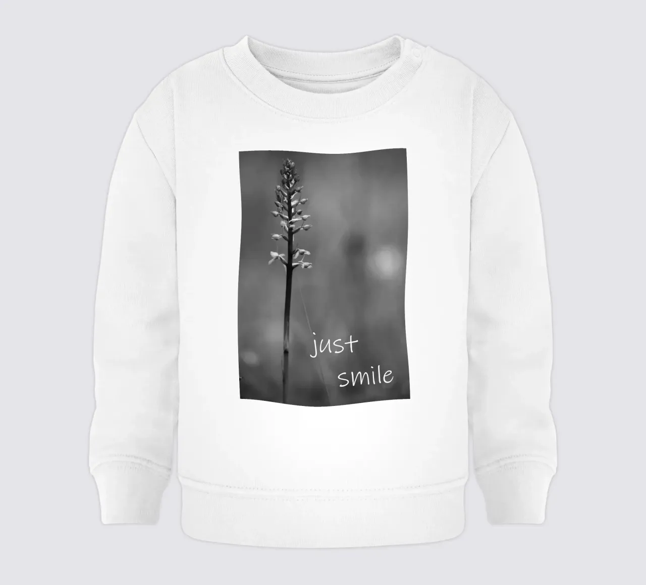 Una flor de prado en blanco y negro con una frase sudadera de bebé de Something for you