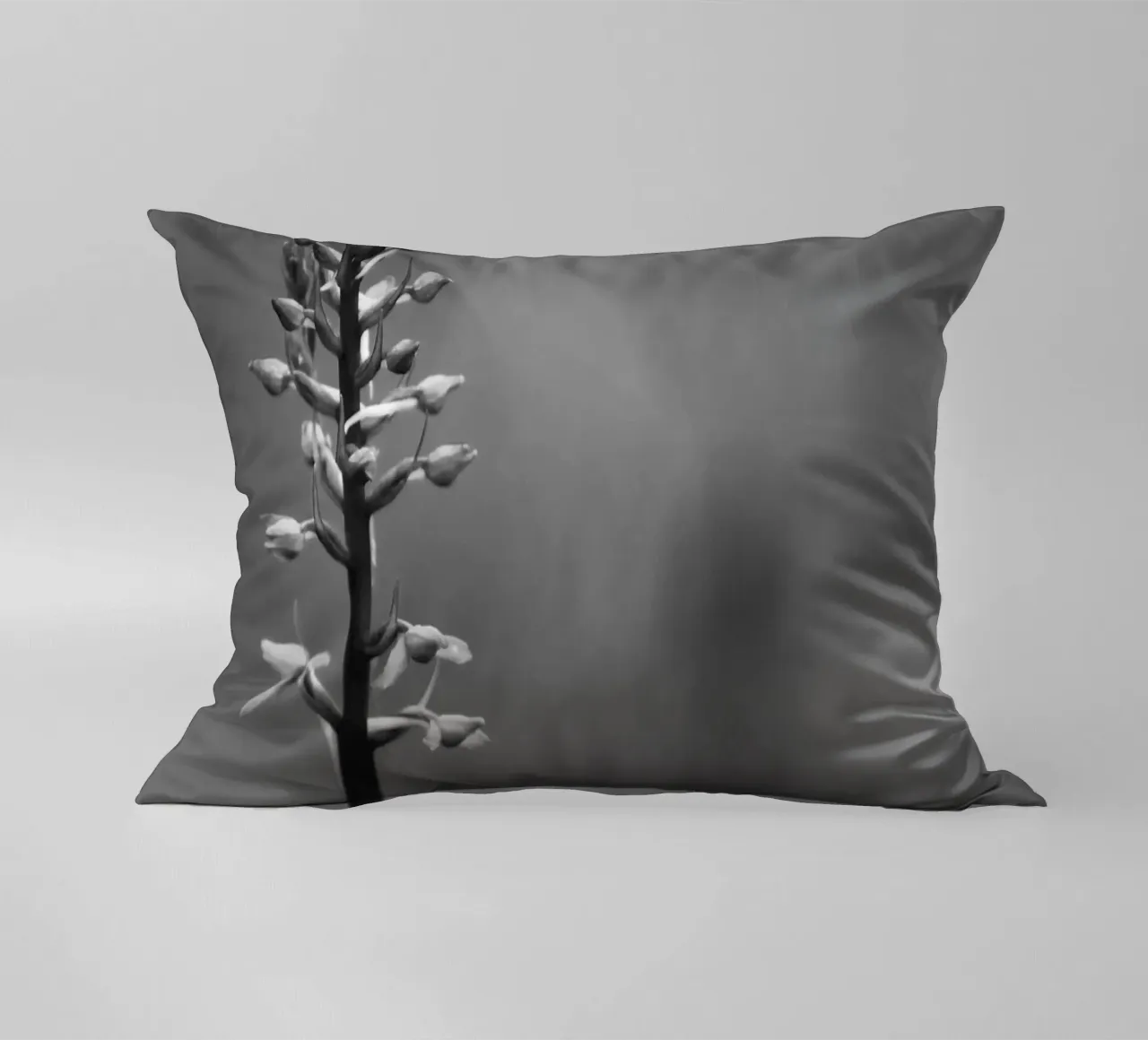Un fiore di prato in bianco e nero con la scritta cuscino da Something for you