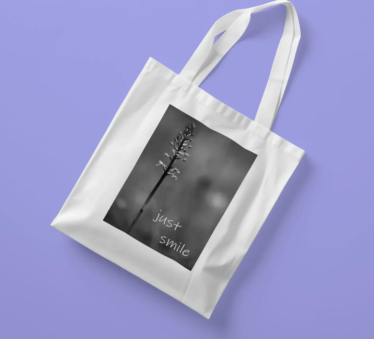 Un fiore di prato in bianco e nero con la scritta borsa in juta da Something for you