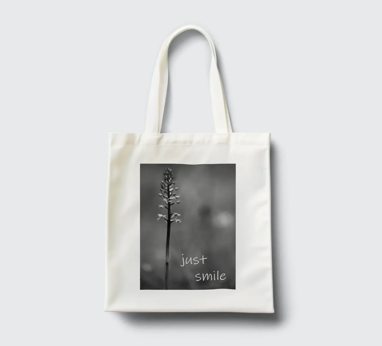 Un fiore di prato in bianco e nero con la scritta borsa in juta da Something for you