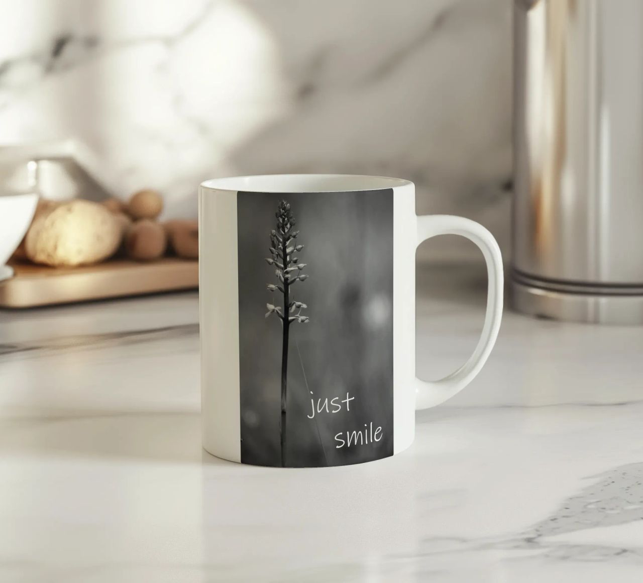 Un fiore di prato in bianco e nero con la scritta tazza in ceramica da Something for you