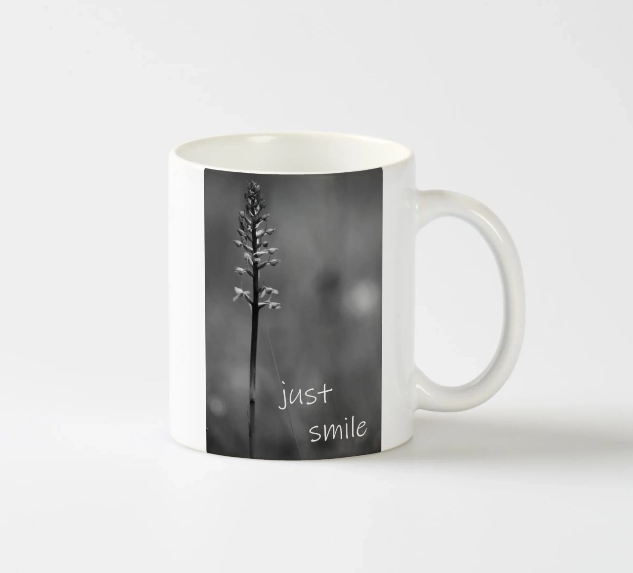 Un fiore di prato in bianco e nero con la scritta tazza in ceramica da Something for you