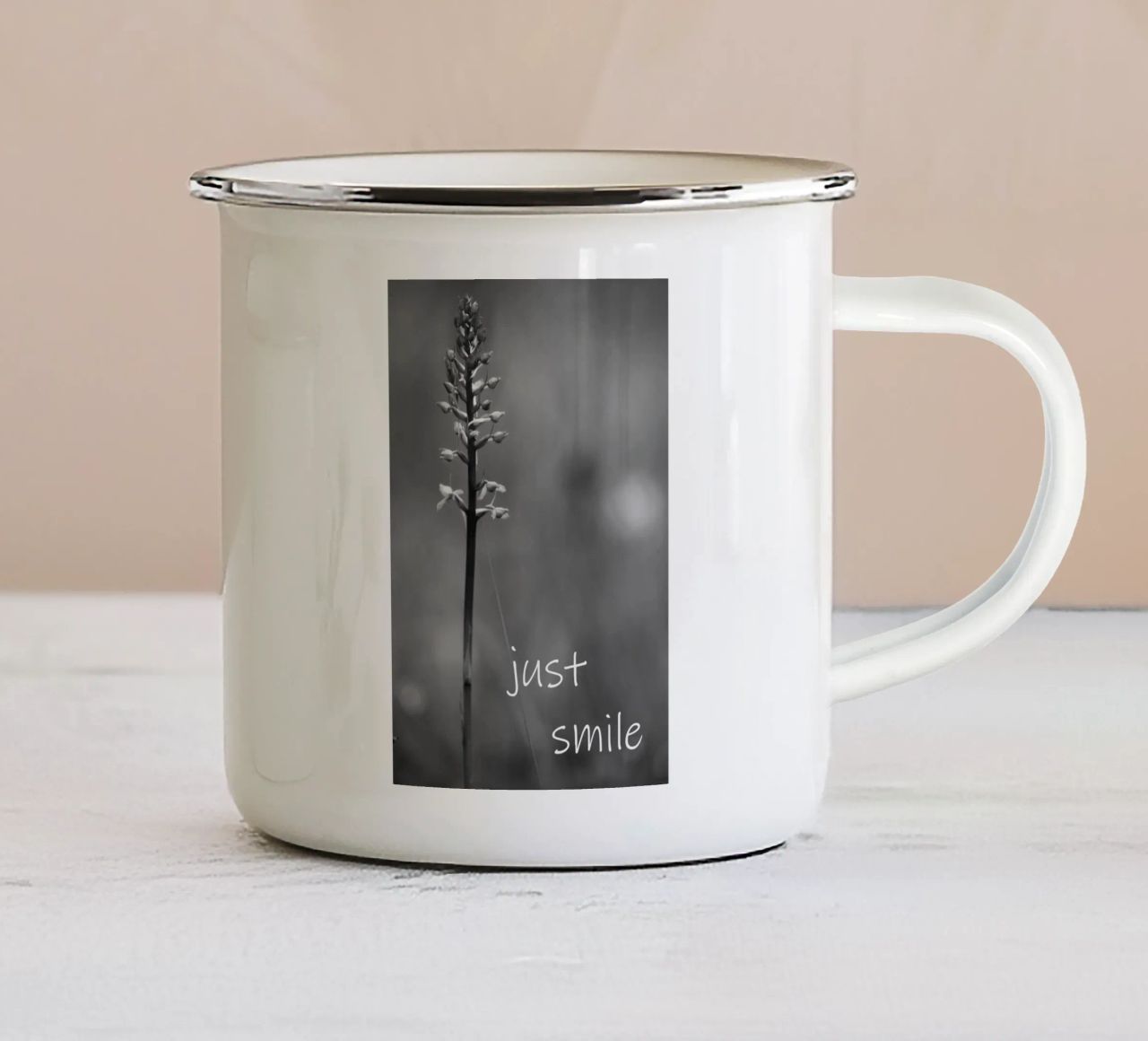 Un fiore di prato in bianco e nero con la scritta tazza in smalto da Something for you