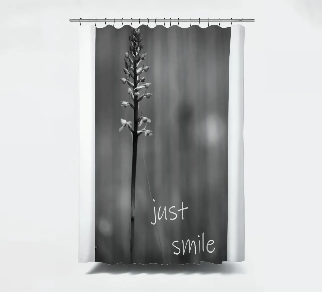 Eine Wiesenblume in schwarz weiß mit einem Spruch Duschvorhang von Something for you
