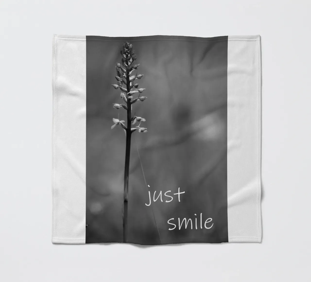 Un fiore di prato in bianco e nero con la scritta coperta in pile da Something for you