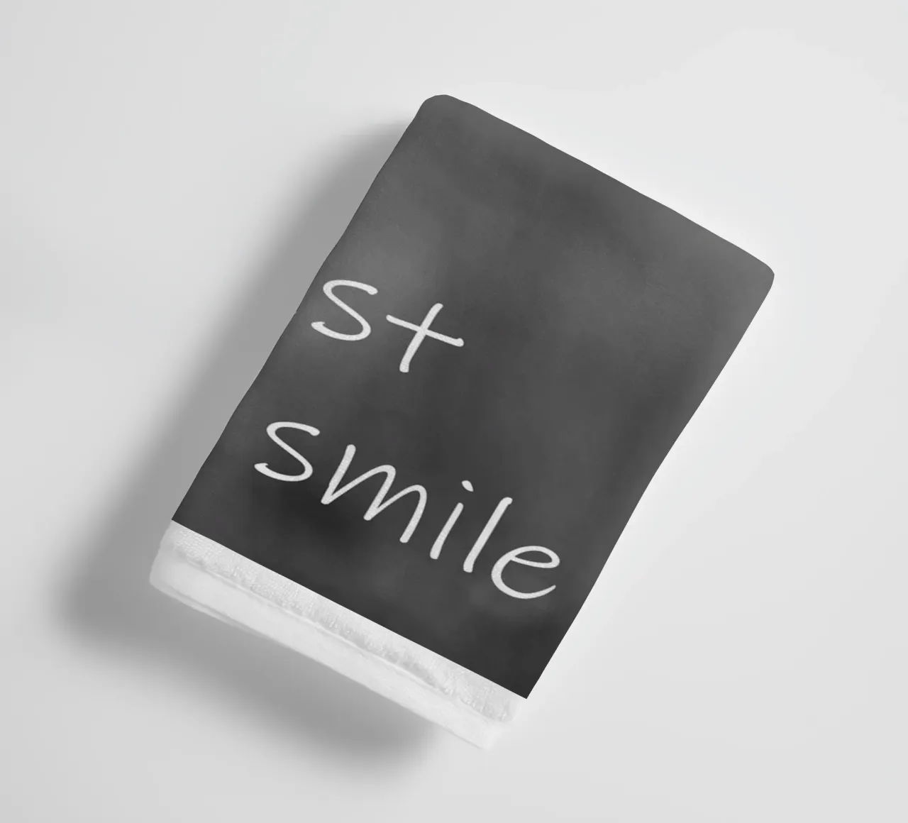 Un fiore di prato in bianco e nero con la scritta asciugamano da bagno da Something for you