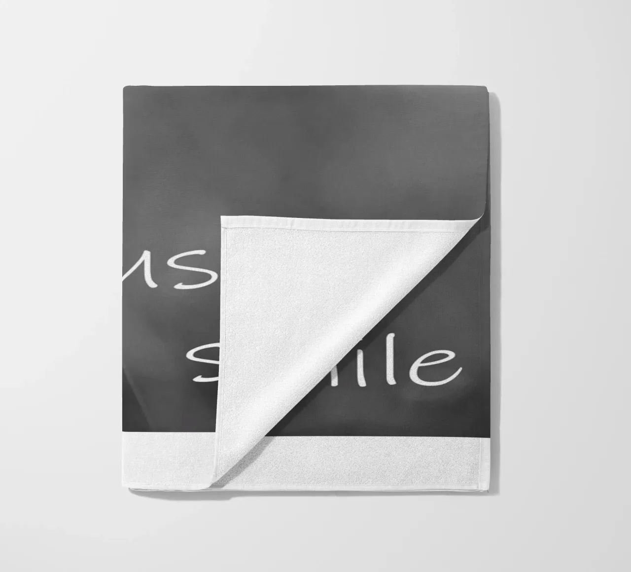Un fiore di prato in bianco e nero con la scritta telo mare da Something for you