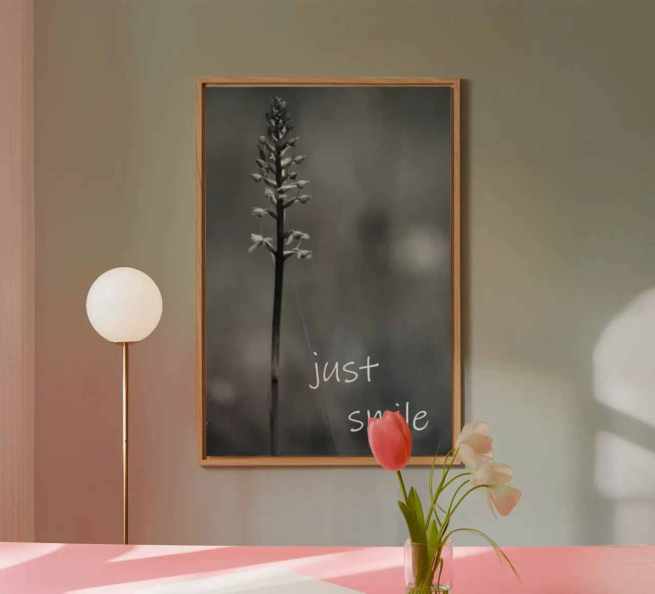 Un fiore di prato in bianco e nero con la scritta alluminio dibond da Something for you