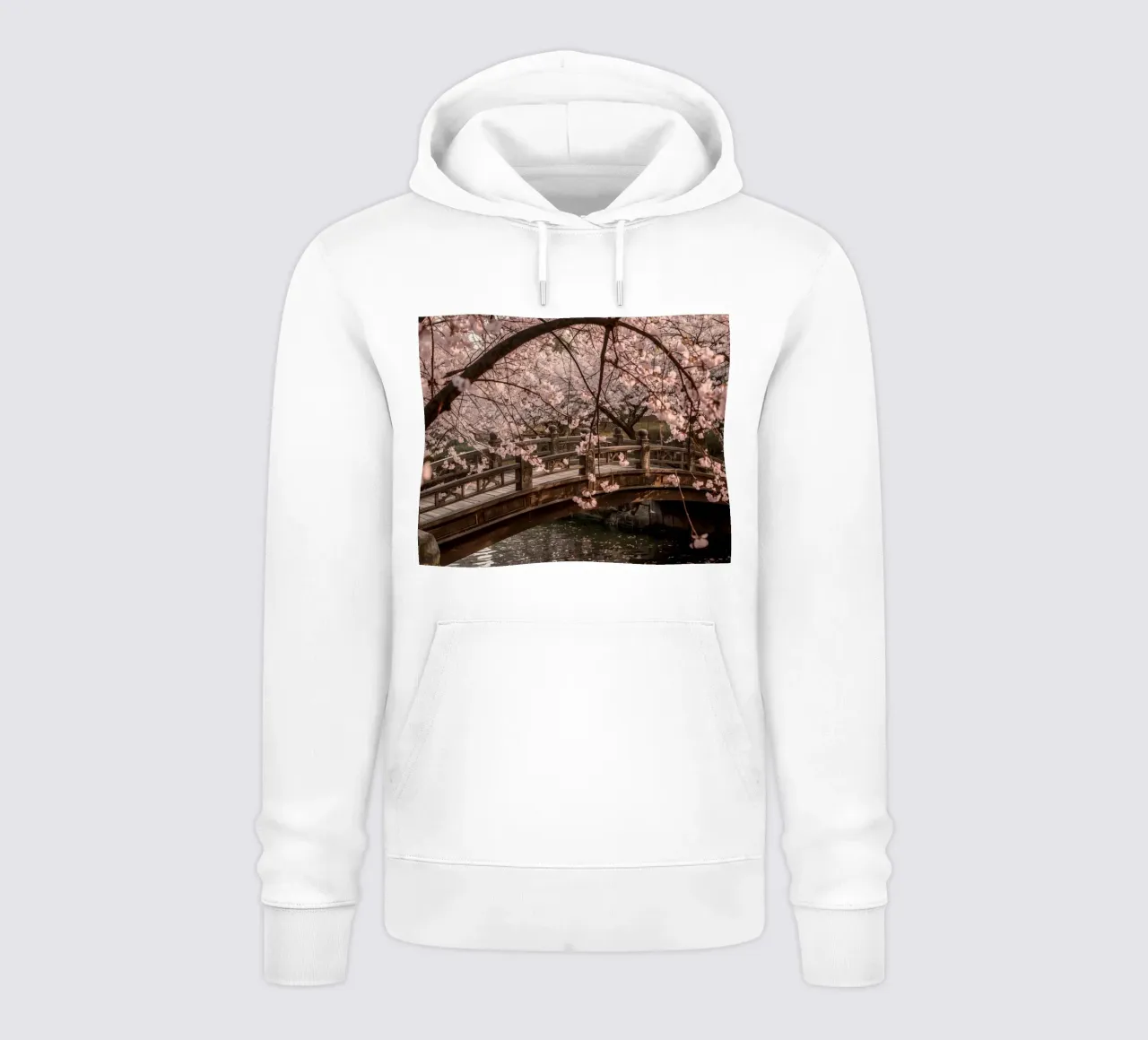 Ponte ad arco in legno con fiori di ciliegio in fiore felpa con cappuccio da DesignDoodle