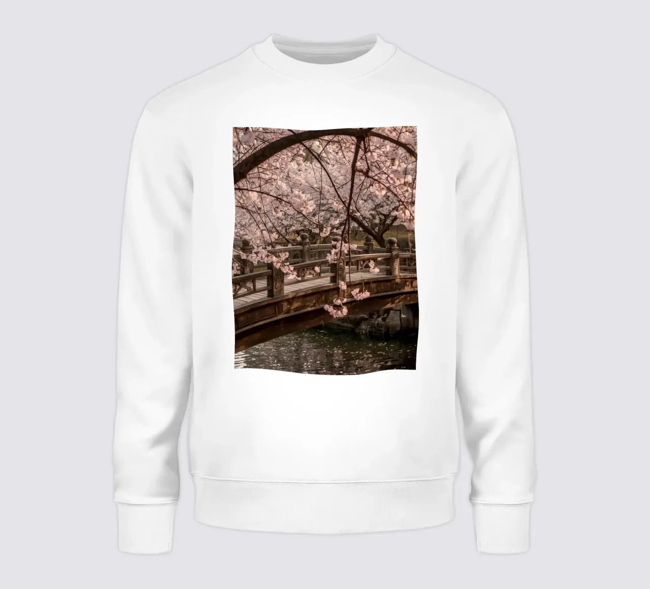 Ponte ad arco in legno con fiori di ciliegio in fiore felpa da DesignDoodle