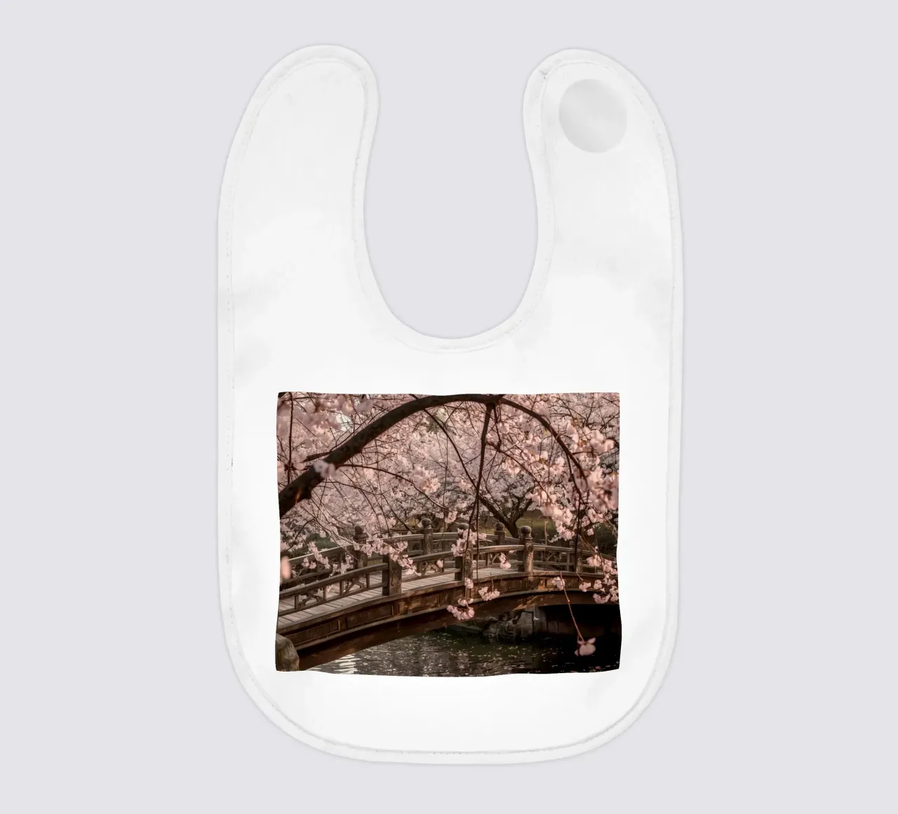 Ponte ad arco in legno con fiori di ciliegio in fiore bavaglino da DesignDoodle