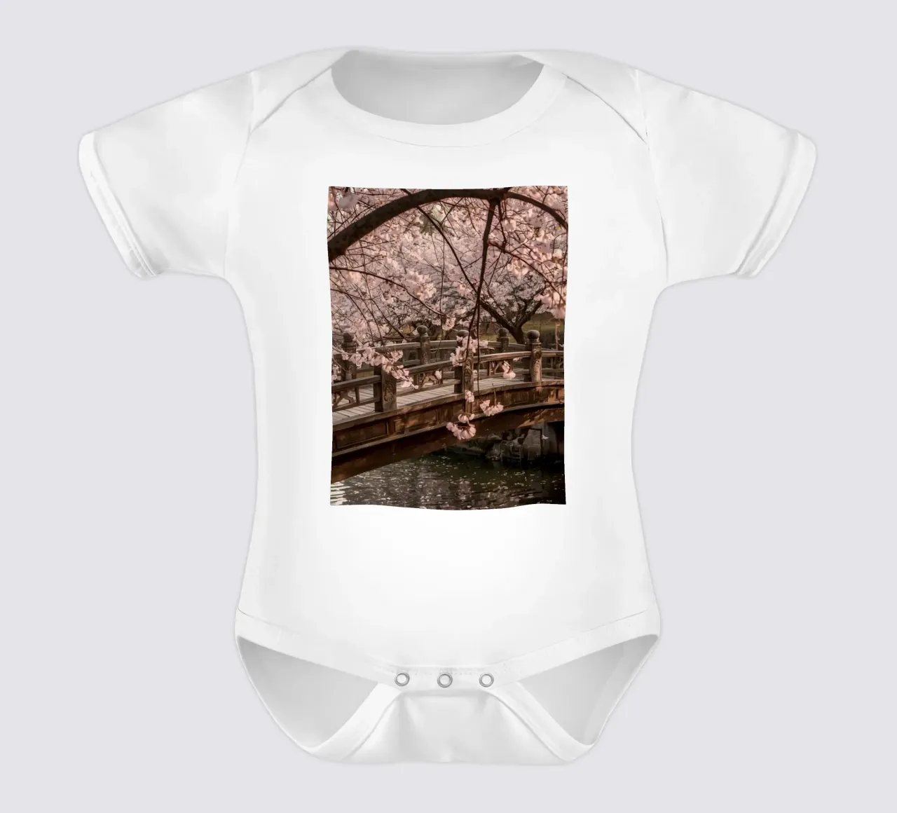 Ponte ad arco in legno con fiori di ciliegio in fiore body neonato maniche corte da DesignDoodle