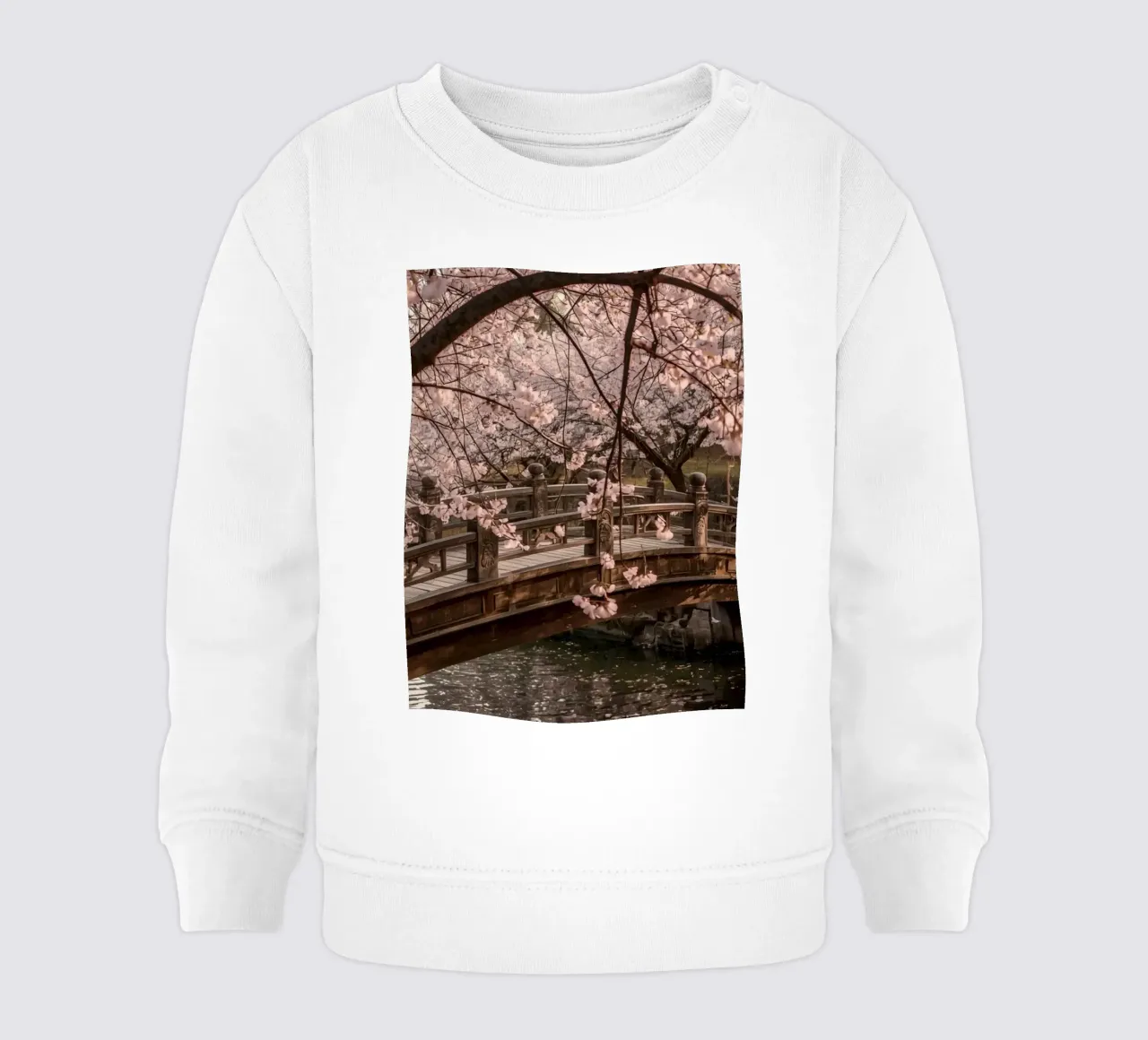 Ponte ad arco in legno con fiori di ciliegio in fiore felpa neonato da DesignDoodle