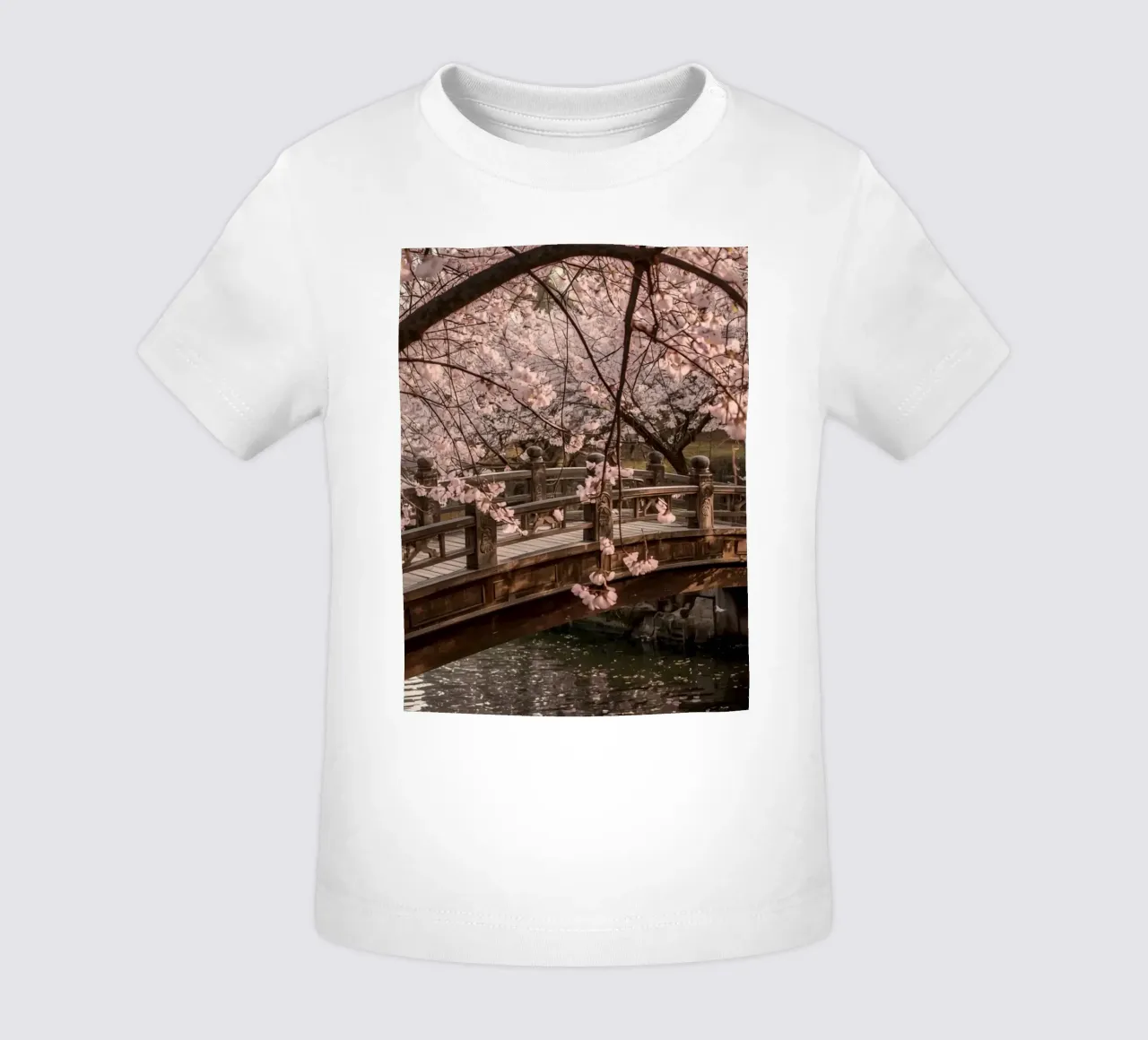 Ponte ad arco in legno con fiori di ciliegio in fiore maglietta neonato da DesignDoodle