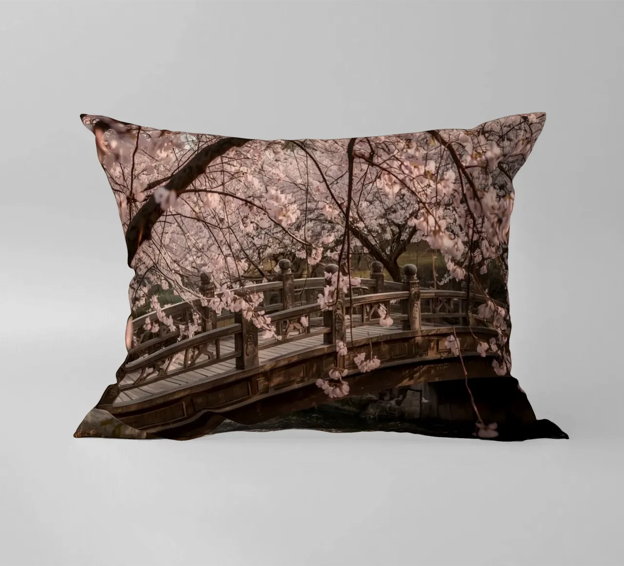 Ponte ad arco in legno con fiori di ciliegio in fiore cuscino da DesignDoodle