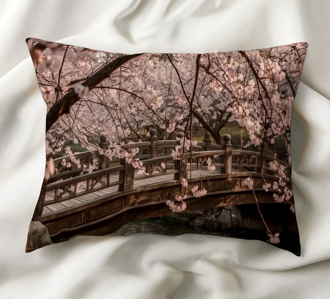 Ponte ad arco in legno con fiori di ciliegio in fiore cuscino da DesignDoodle