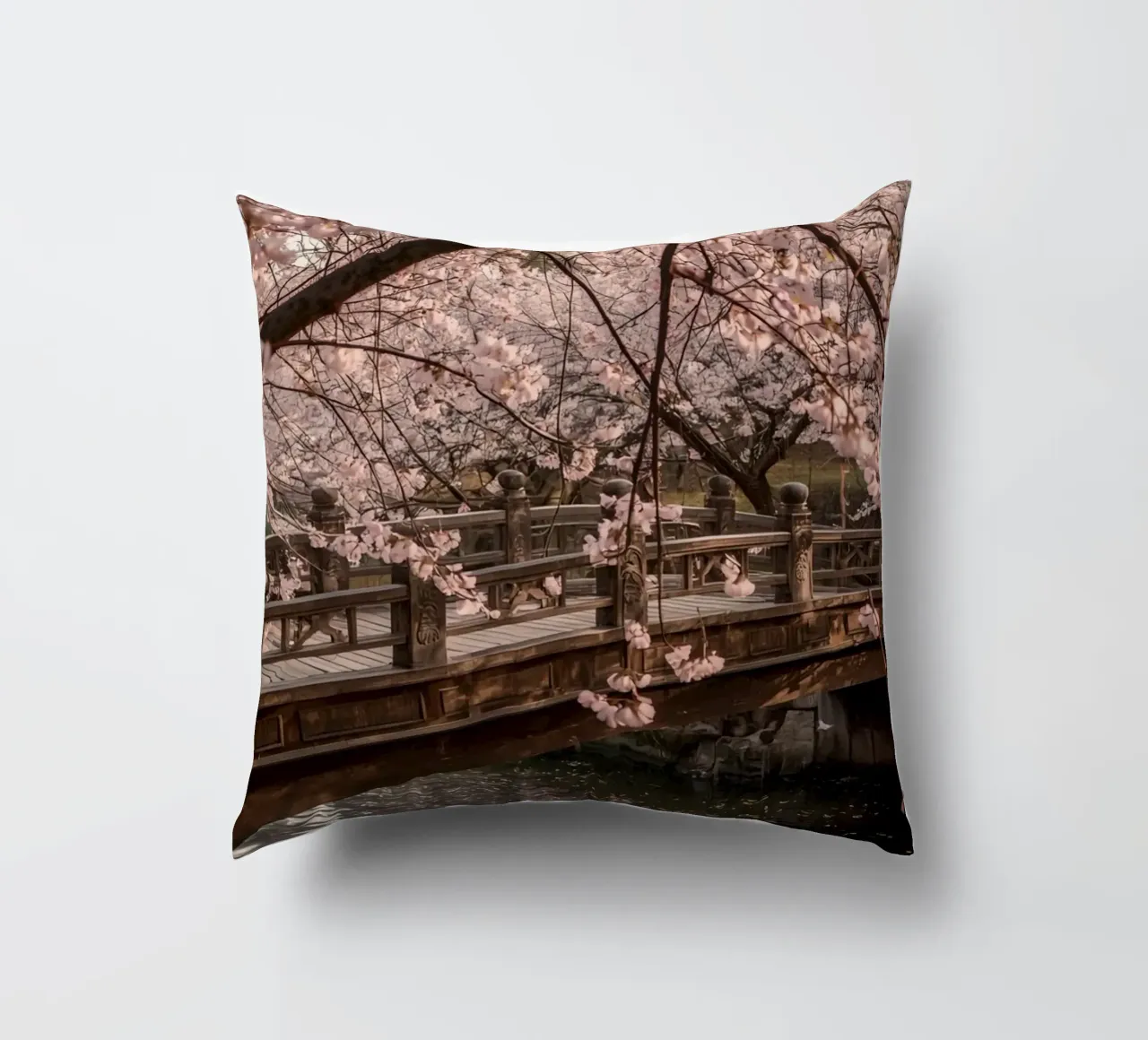Ponte ad arco in legno con fiori di ciliegio in fiore cuscino da DesignDoodle