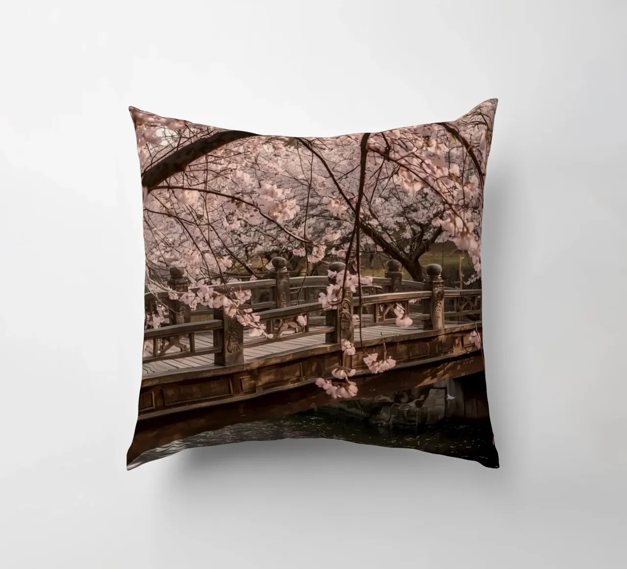 Ponte ad arco in legno con fiori di ciliegio in fiore cuscino da DesignDoodle