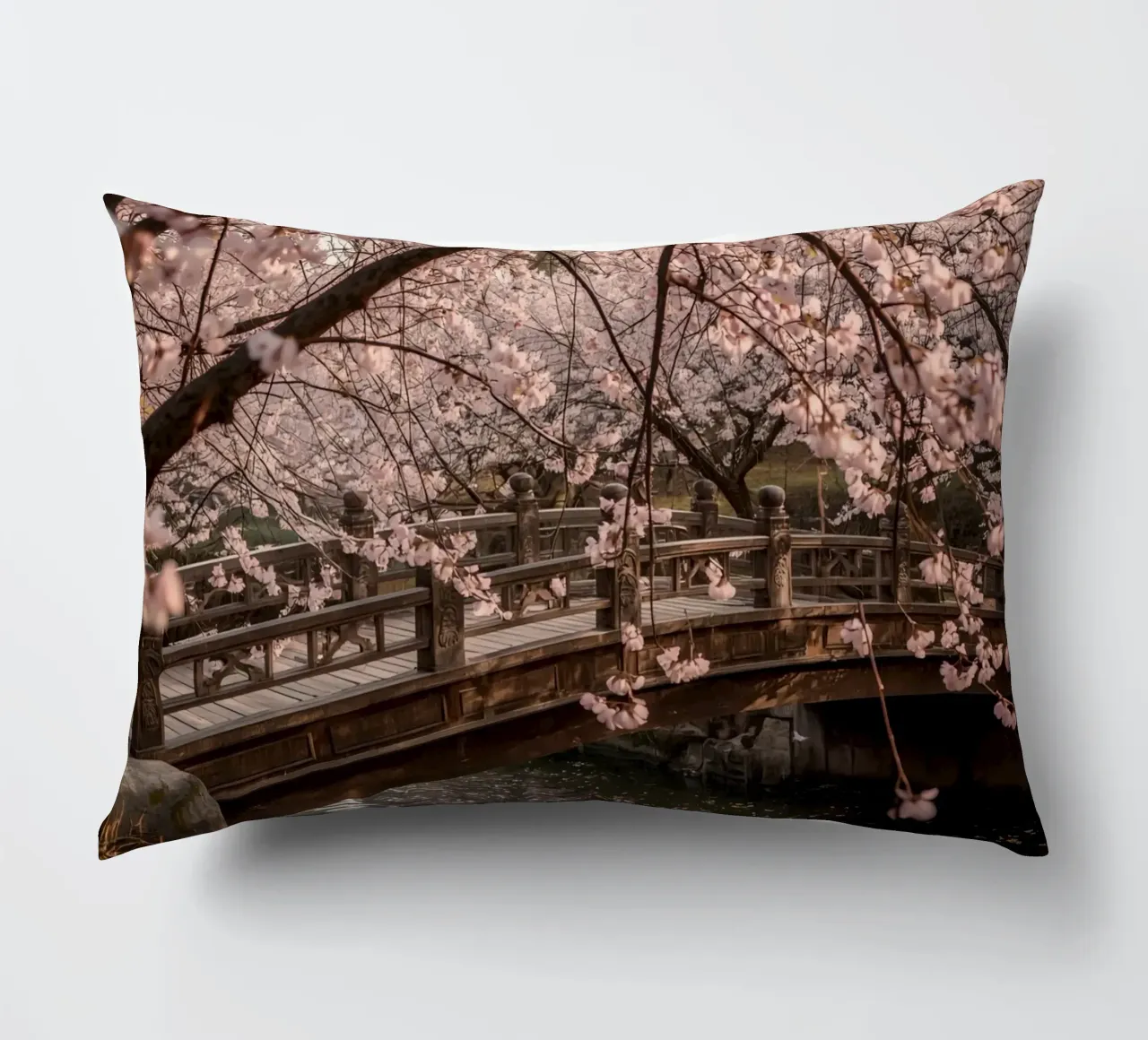 Ponte ad arco in legno con fiori di ciliegio in fiore cuscino da DesignDoodle