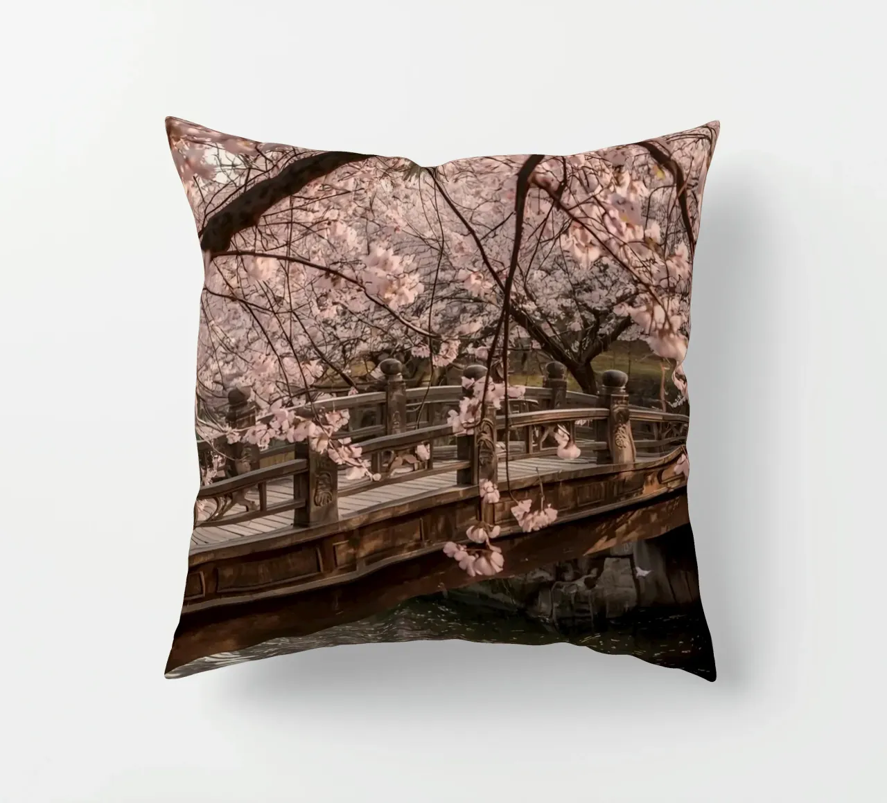 Ponte ad arco in legno con fiori di ciliegio in fiore cuscino da DesignDoodle