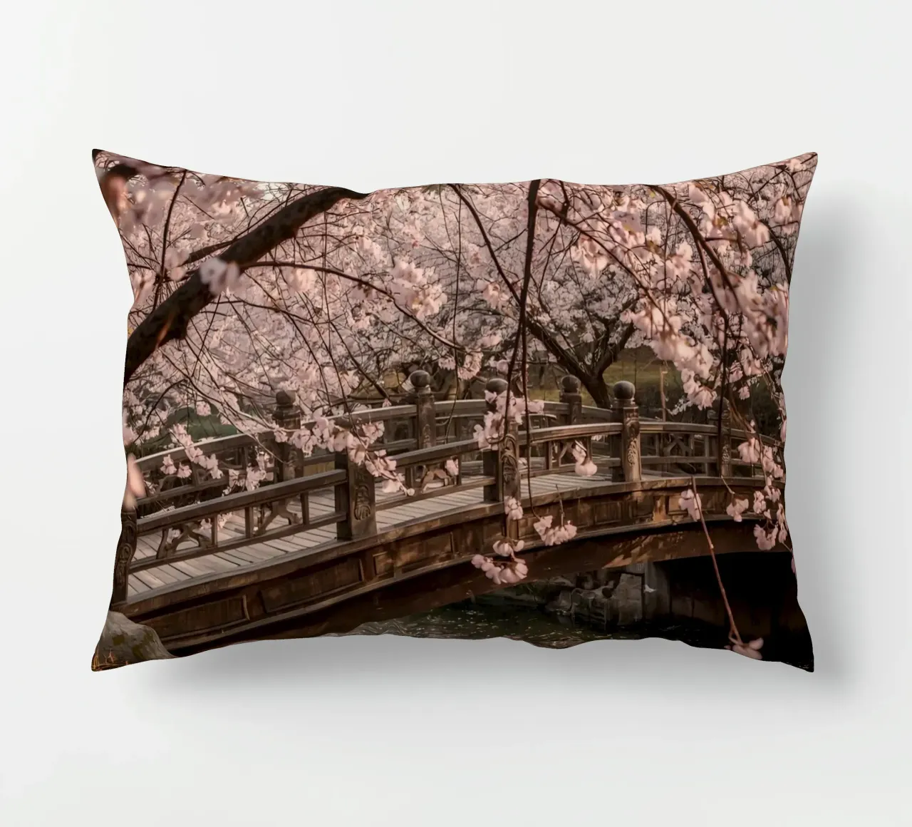 Ponte ad arco in legno con fiori di ciliegio in fiore cuscino da DesignDoodle