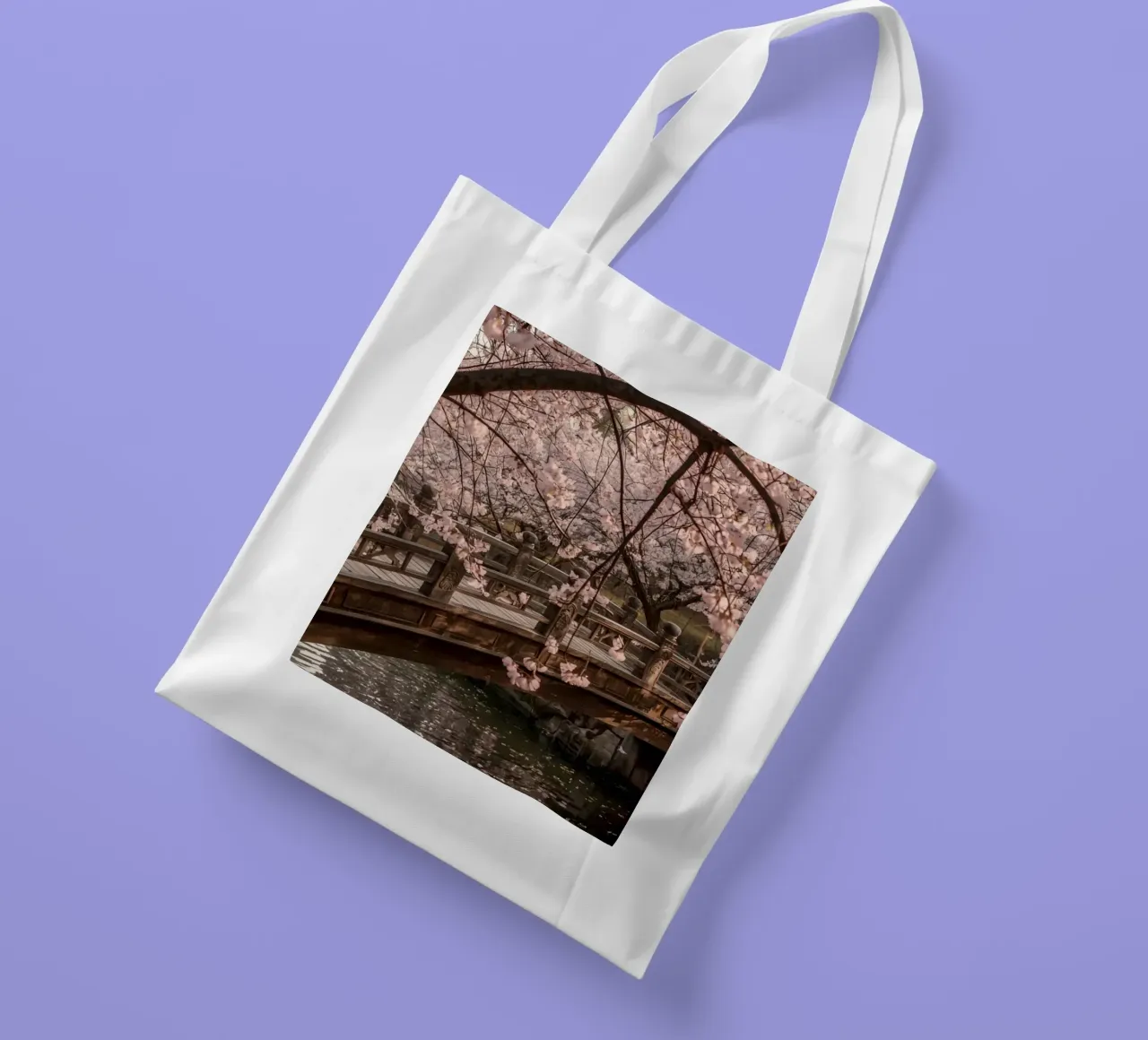 Ponte ad arco in legno con fiori di ciliegio in fiore borsa in juta da DesignDoodle