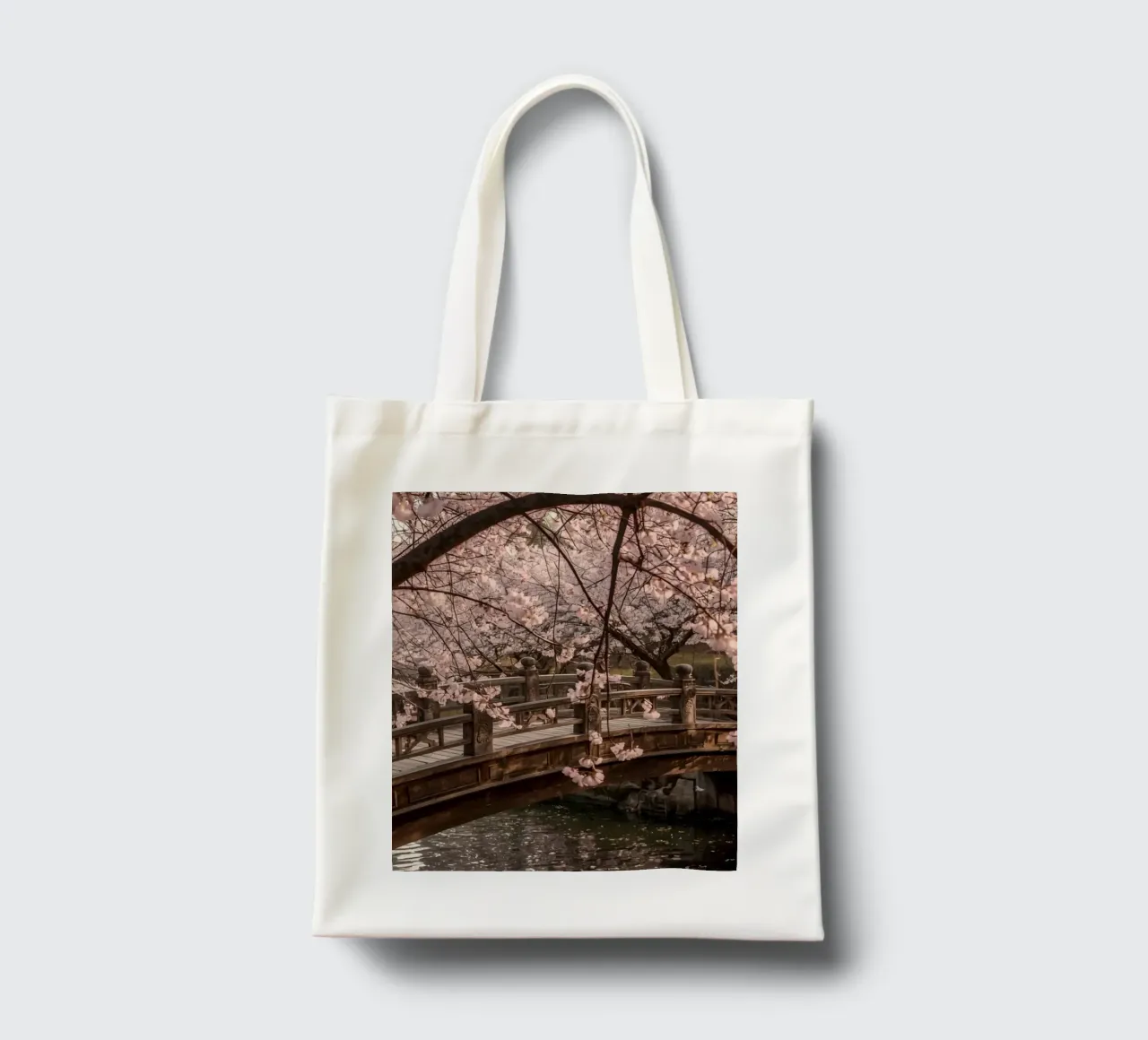 Ponte ad arco in legno con fiori di ciliegio in fiore borsa in juta da DesignDoodle