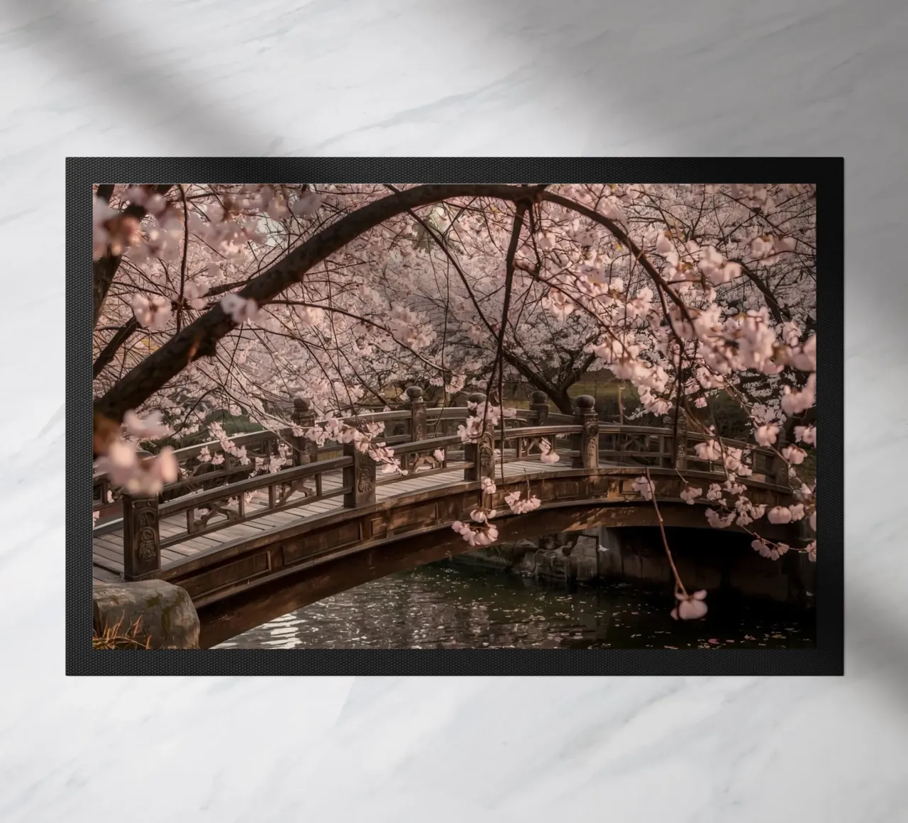 Ponte ad arco in legno con fiori di ciliegio in fiore zerbino da DesignDoodle