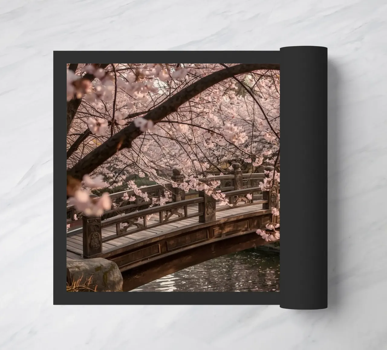 Ponte ad arco in legno con fiori di ciliegio in fiore zerbino da DesignDoodle