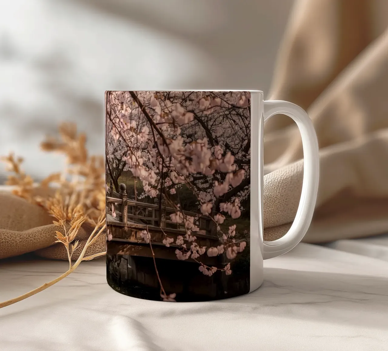 Ponte ad arco in legno con fiori di ciliegio in fiore tazza in ceramica da DesignDoodle