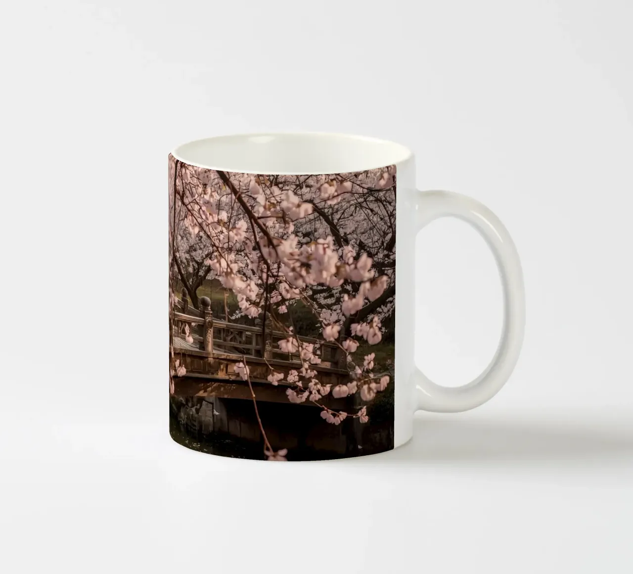 Ponte ad arco in legno con fiori di ciliegio in fiore tazza in ceramica da DesignDoodle