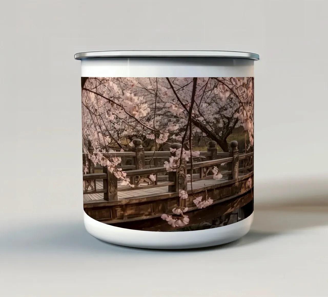 Ponte ad arco in legno con fiori di ciliegio in fiore tazza in smalto da DesignDoodle