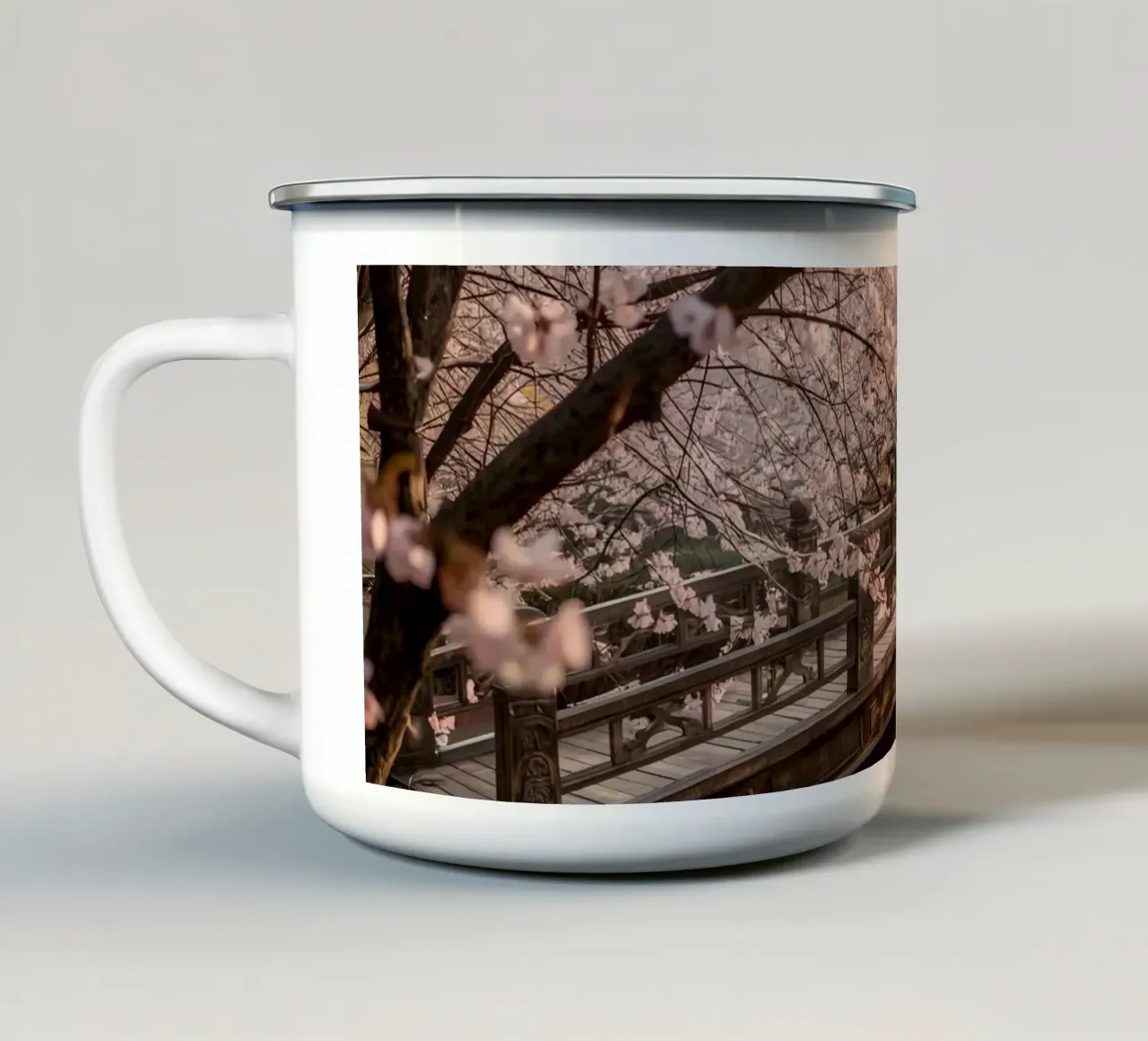 Ponte ad arco in legno con fiori di ciliegio in fiore tazza in smalto da DesignDoodle