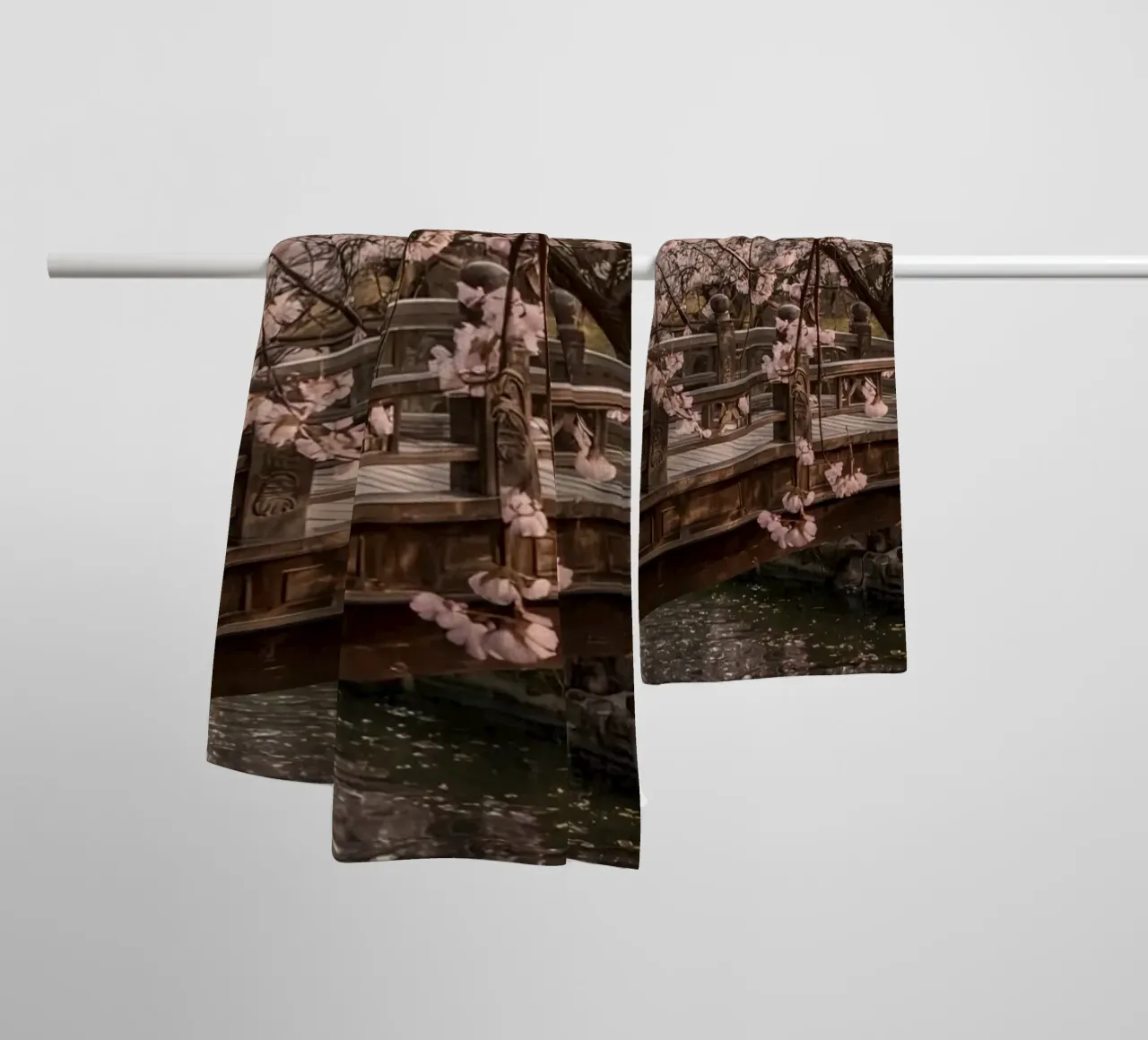 Ponte ad arco in legno con fiori di ciliegio in fiore asciugamano da bagno da DesignDoodle