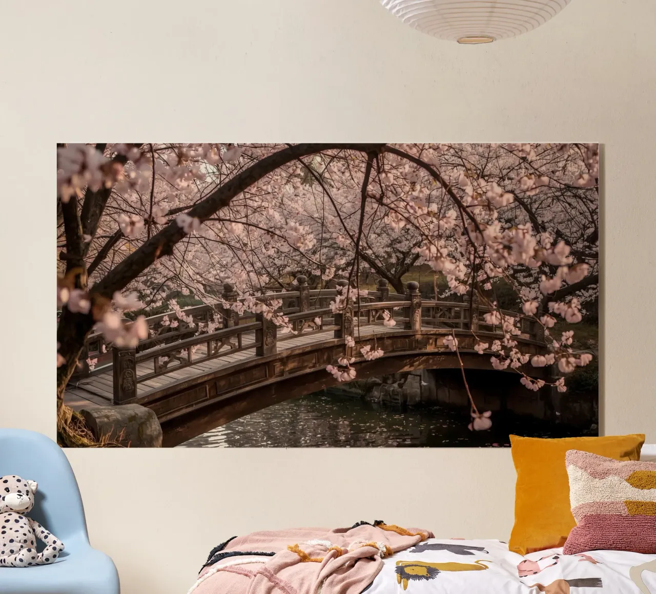 Ponte ad arco in legno con fiori di ciliegio in fiore plexiglass da DesignDoodle