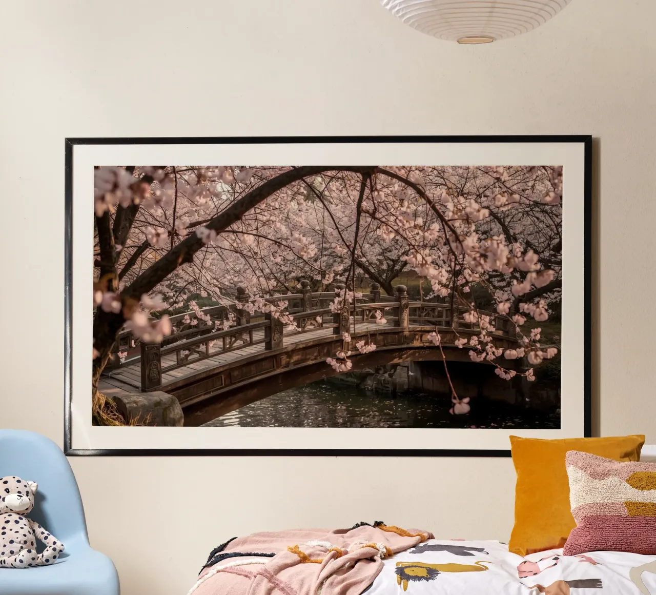 Ponte ad arco in legno con fiori di ciliegio in fiore carta hahnemühle da DesignDoodle
