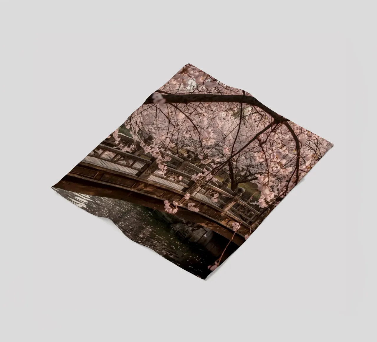 Ponte ad arco in legno con fiori di ciliegio in fiore coperta in pile da DesignDoodle