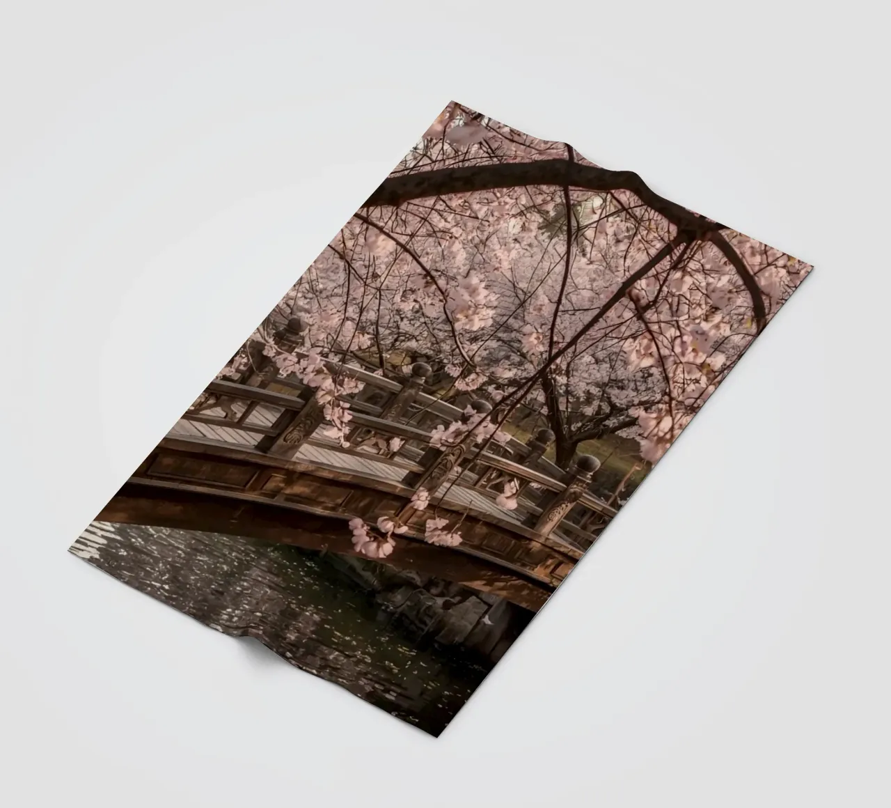 Ponte ad arco in legno con fiori di ciliegio in fiore coperta in pile da DesignDoodle