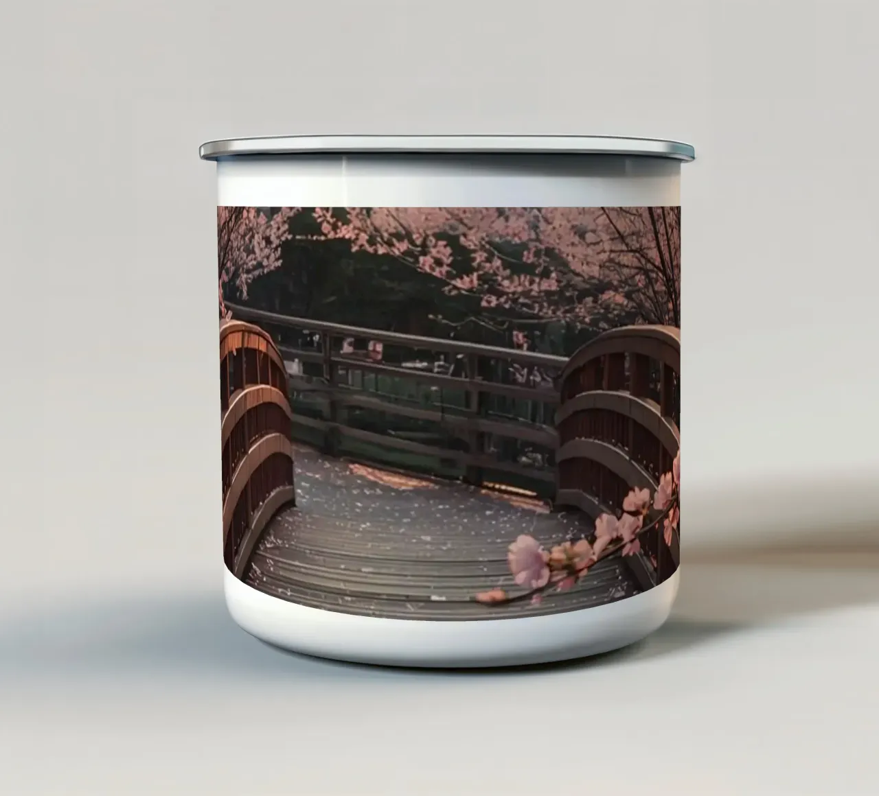 Ponte di legno con fiori di ciliegio e petali sparsi tazza in smalto da DesignDoodle