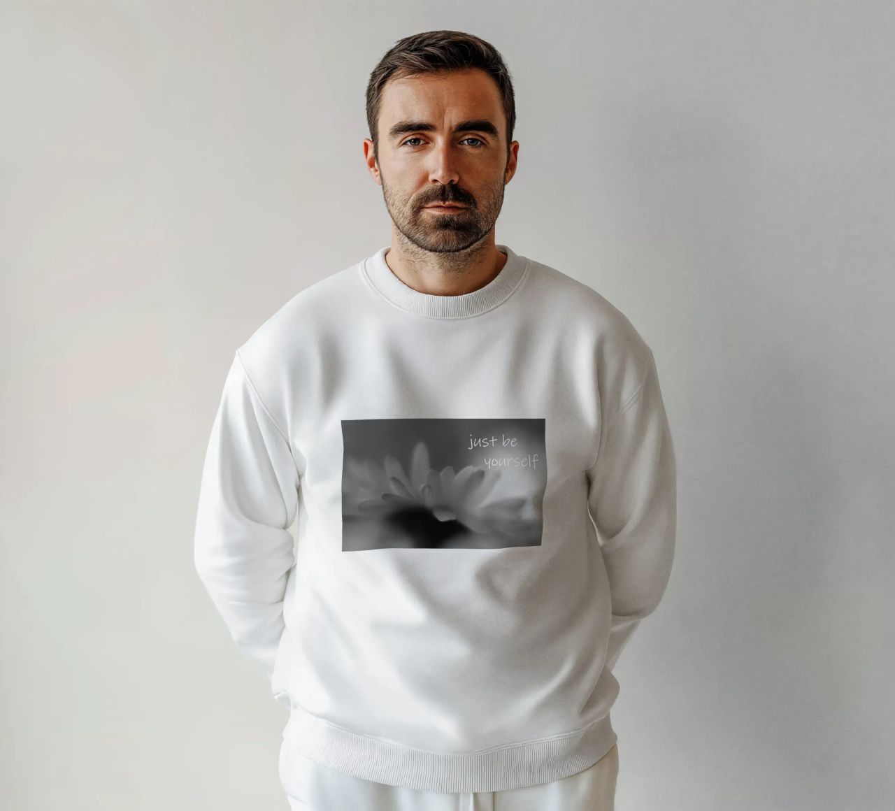 Un piccolo fiore in bianco e nero con la scritta felpa da Something for you