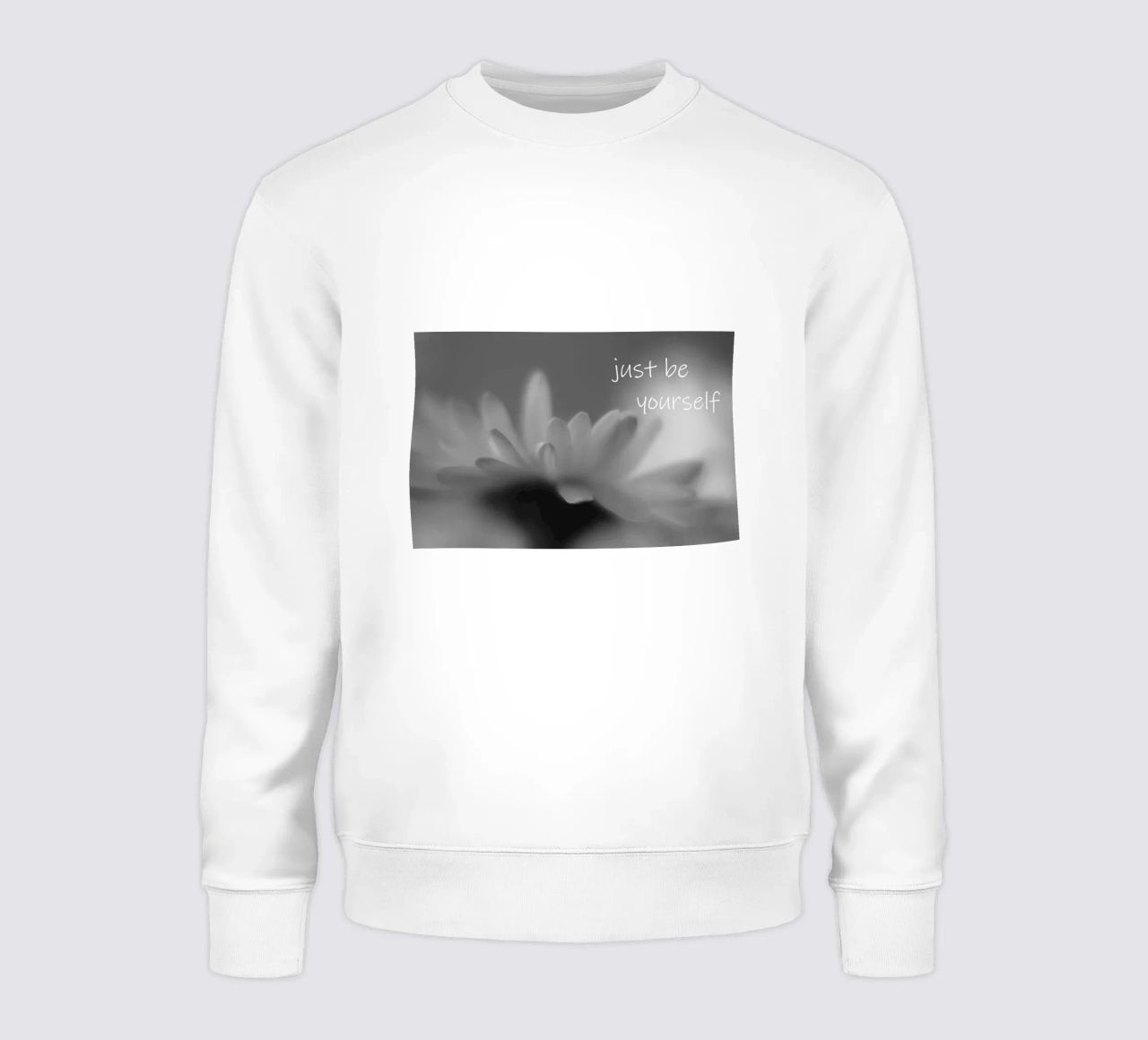 Un piccolo fiore in bianco e nero con la scritta felpa da Something for you