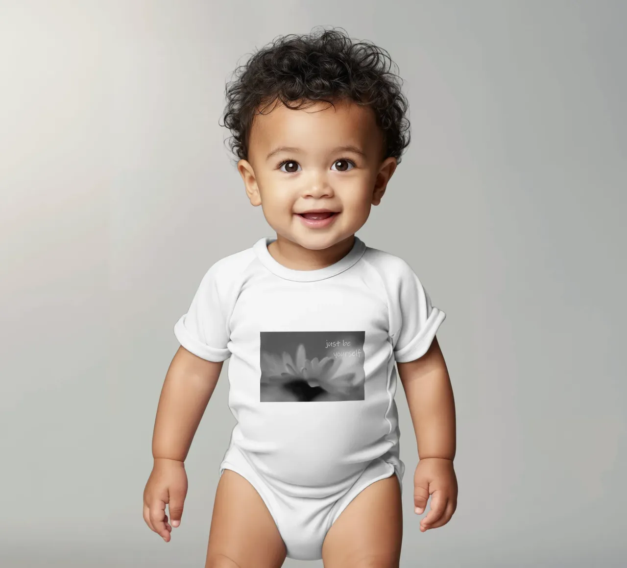 Un piccolo fiore in bianco e nero con la scritta body neonato maniche corte da Something for you