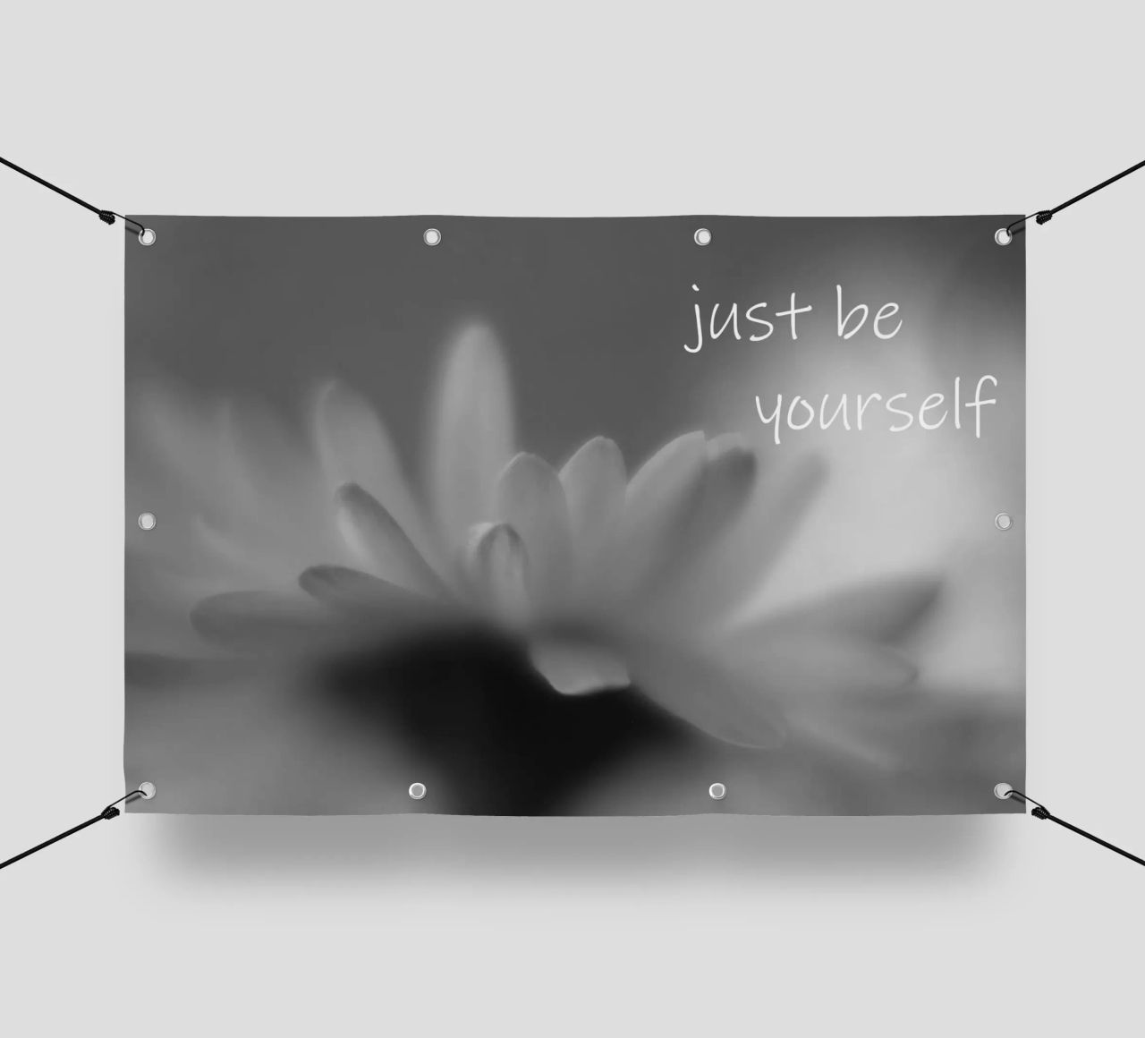 Un piccolo fiore in bianco e nero con la scritta telo in pvc da Something for you