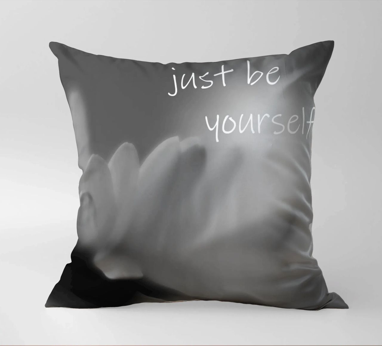 Un piccolo fiore in bianco e nero con la scritta cuscino da Something for you