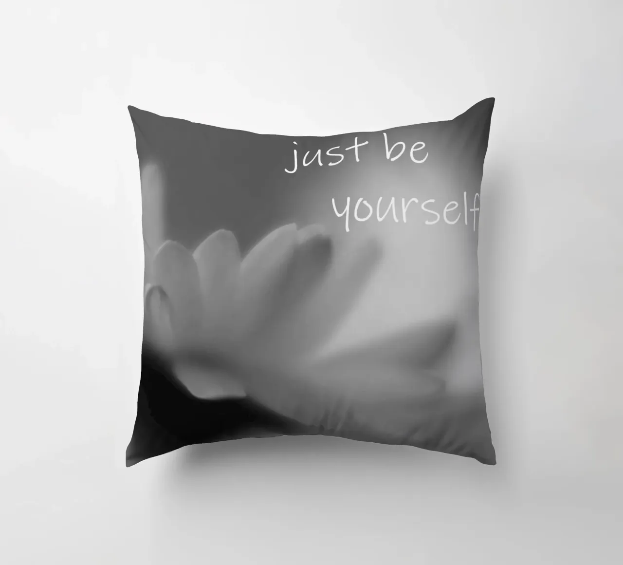 Un piccolo fiore in bianco e nero con la scritta cuscino da Something for you
