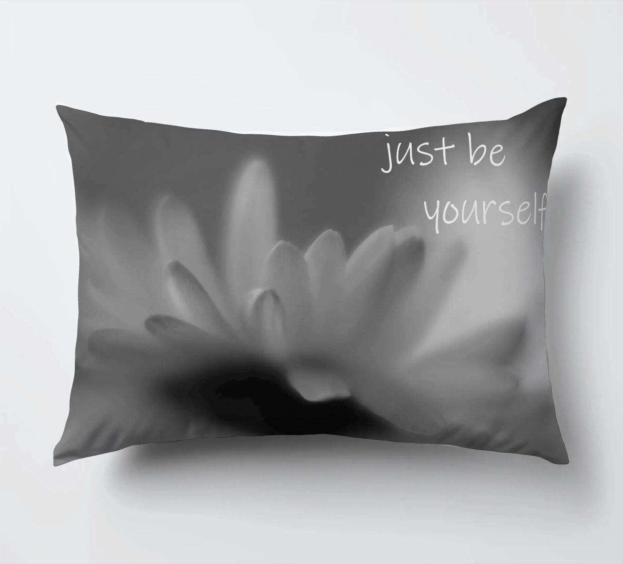 Un piccolo fiore in bianco e nero con la scritta cuscino da Something for you