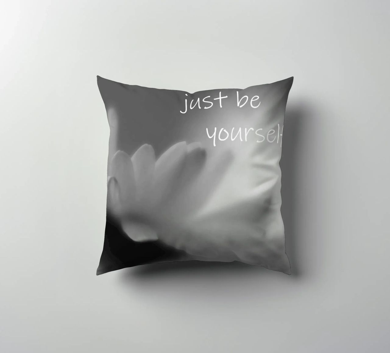 Un piccolo fiore in bianco e nero con la scritta cuscino da Something for you